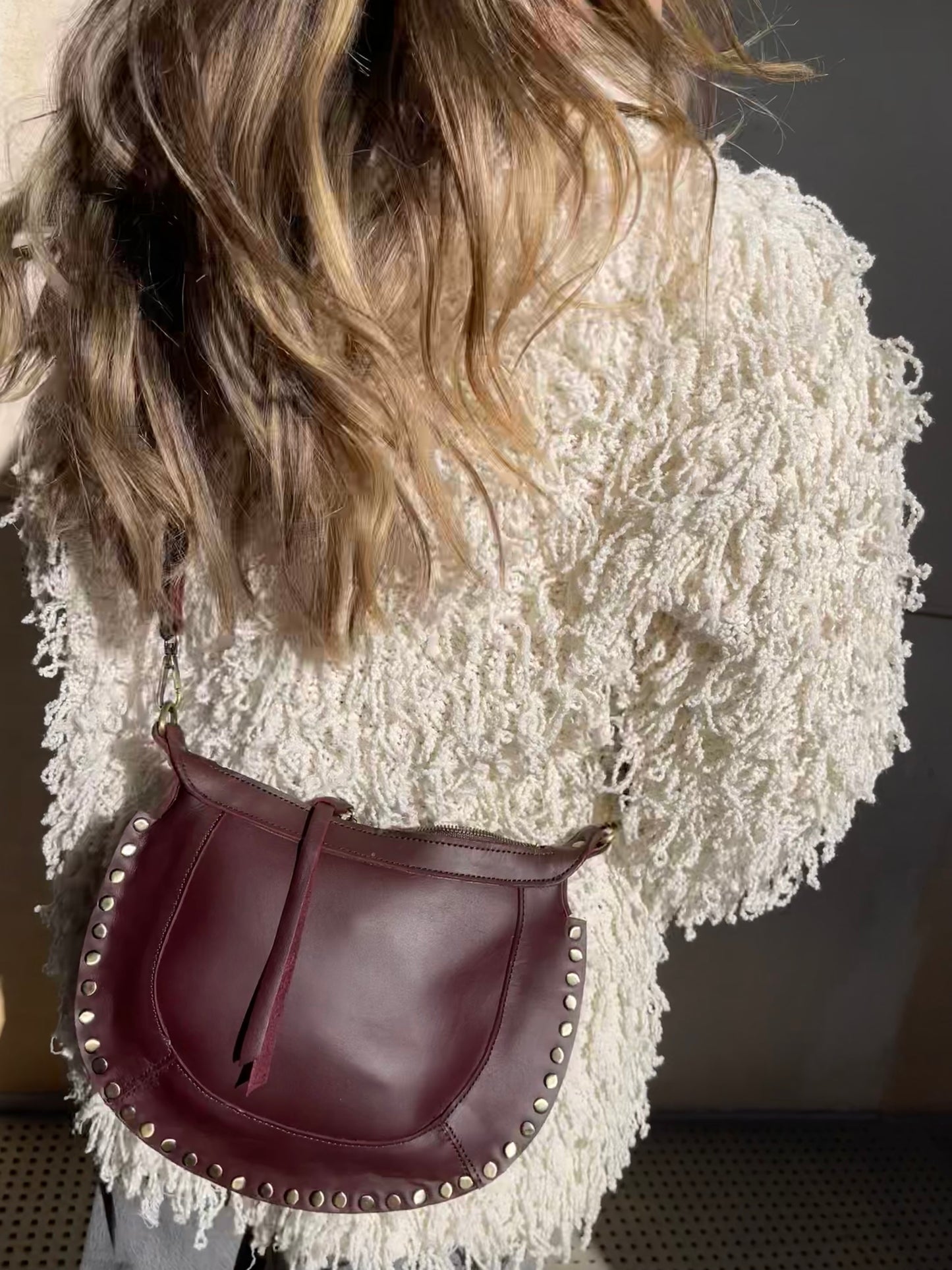 BANDOLERA DETALLES TACHAS PIEL GRANATE