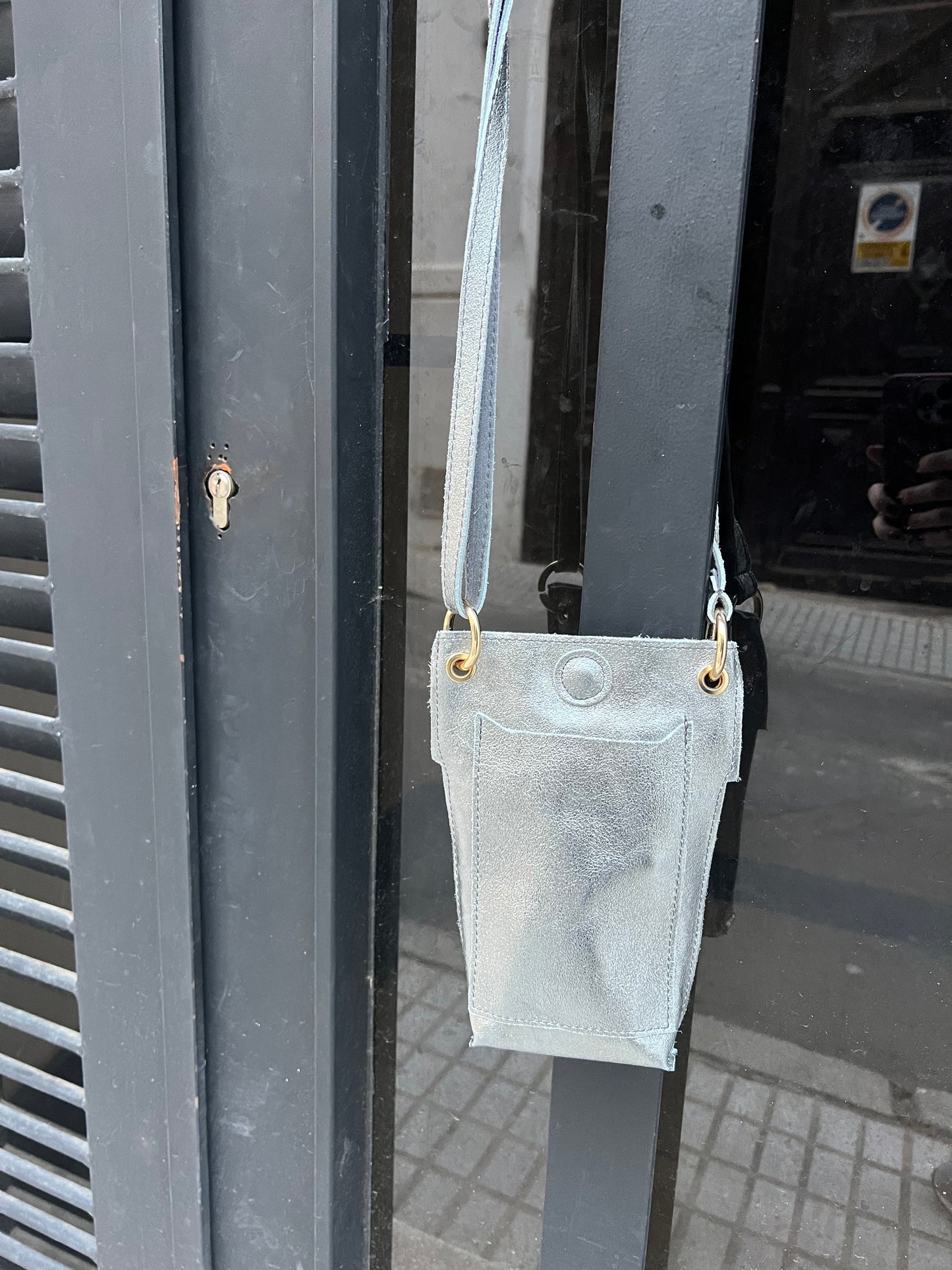 BANDOLERA PARA MÓVIL PLATA PIEL