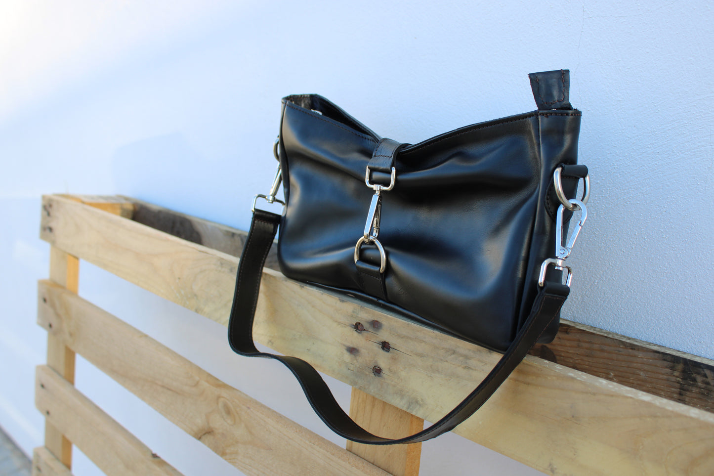 BOLSO DE HOMBRO APLIQUES PIEL NEGRO