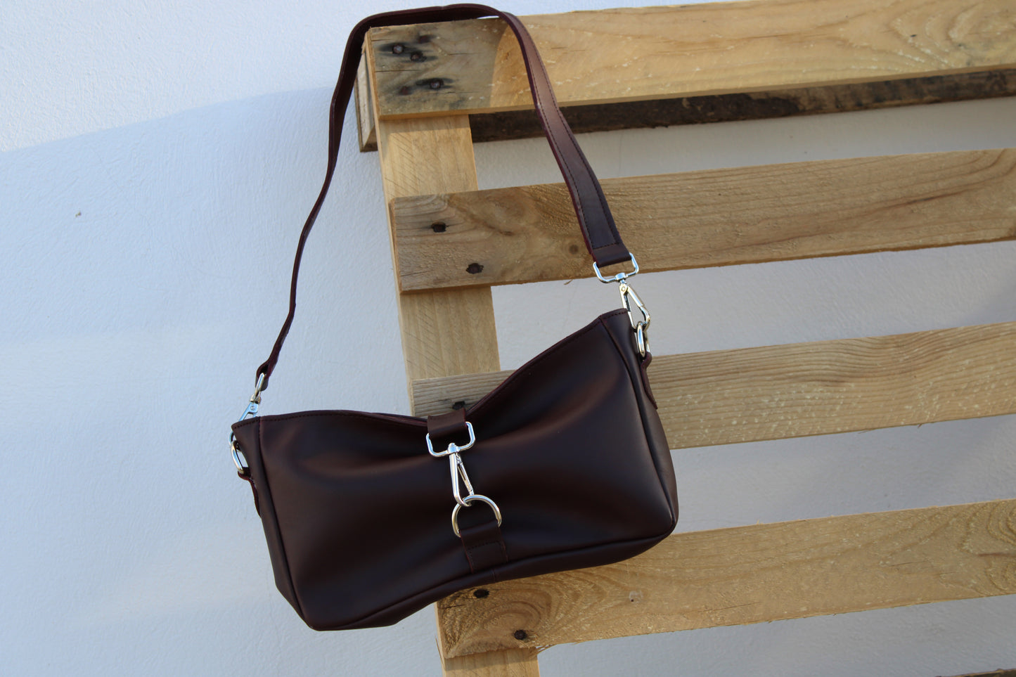 BOLSO DE HOMBRO APLIQUES PIEL GRANATE