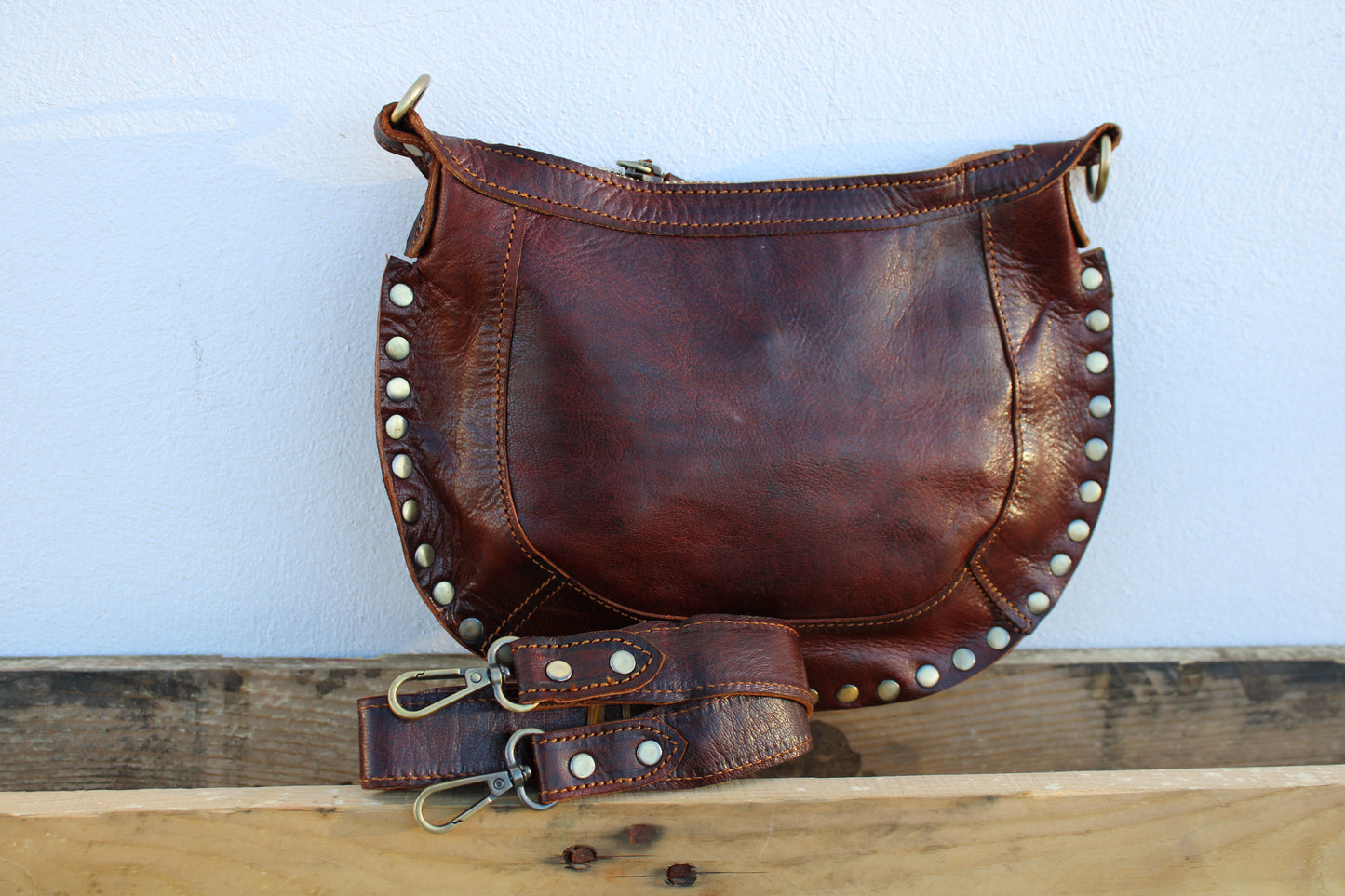 BANDOLERA DETALLES TACHAS PIEL MARRÓN