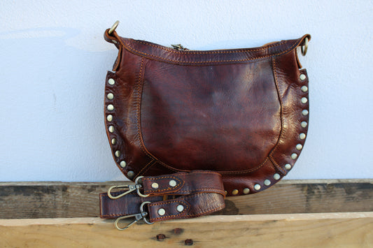 BANDOLERA DETALLES TACHAS PIEL MARRÓN