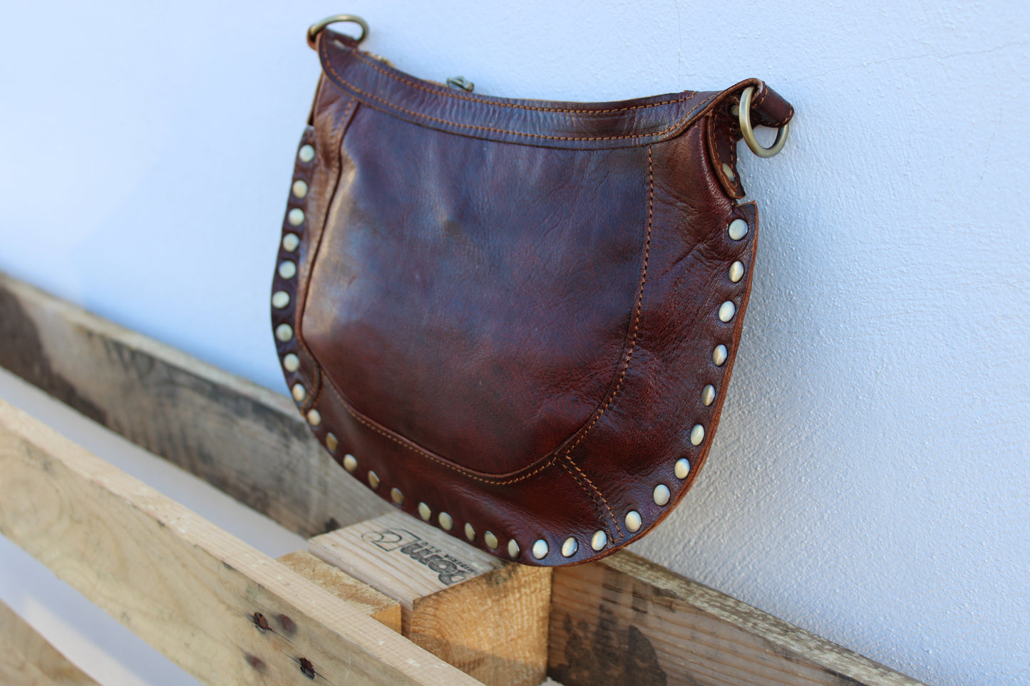 BANDOLERA DETALLES TACHAS PIEL MARRÓN
