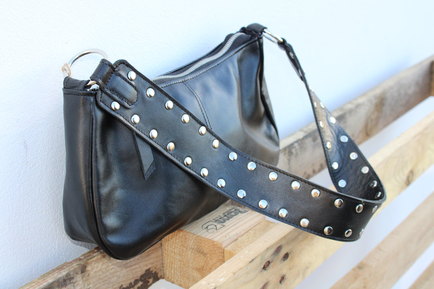 BOLSO DE HOMBRO ASA DETALLES TACHUELAS PIEL