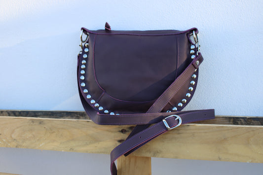 BANDOLERA DETALLE TACHAS PIEL BERENJENA