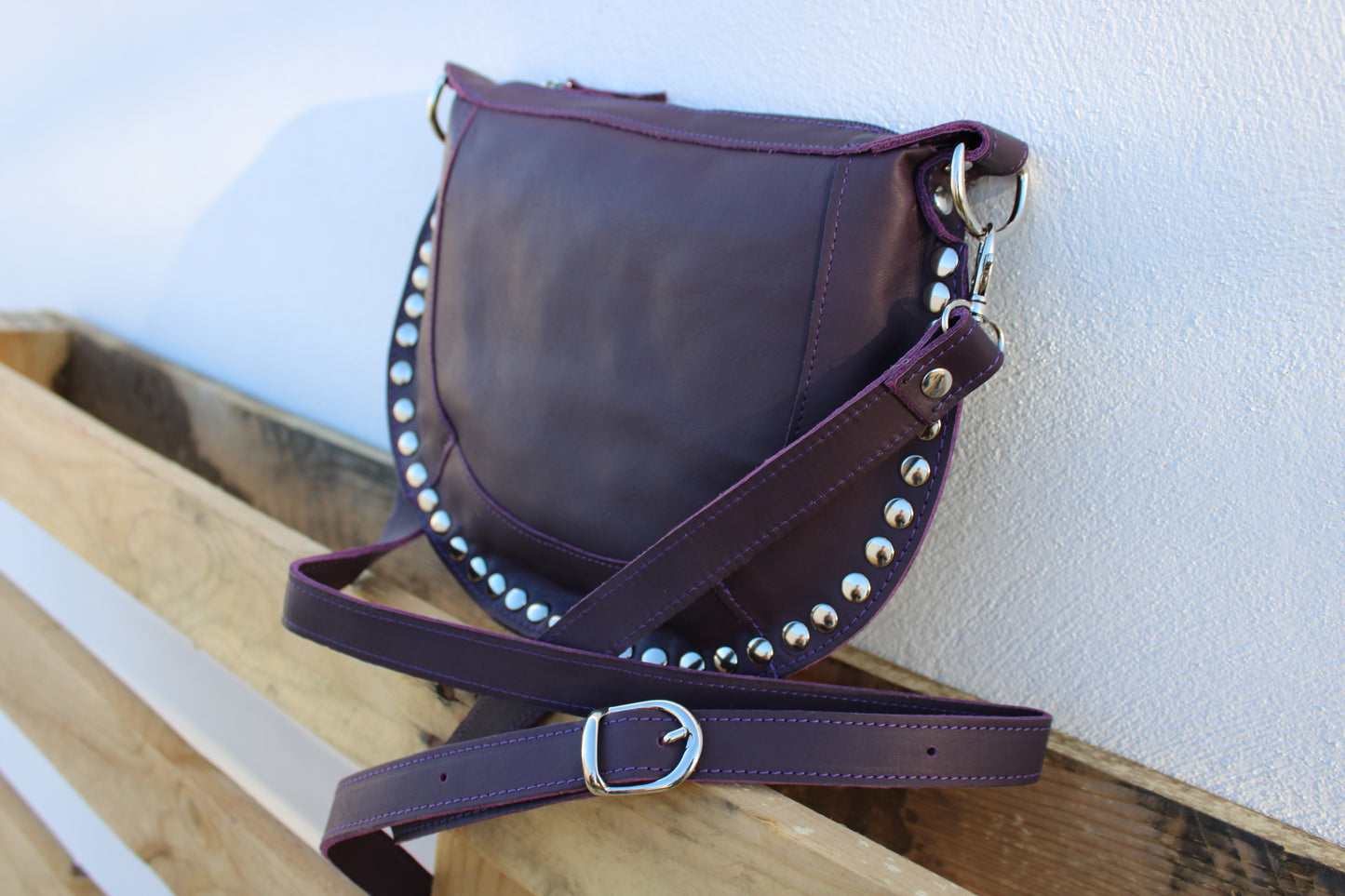 BANDOLERA DETALLE TACHAS PIEL BERENJENA